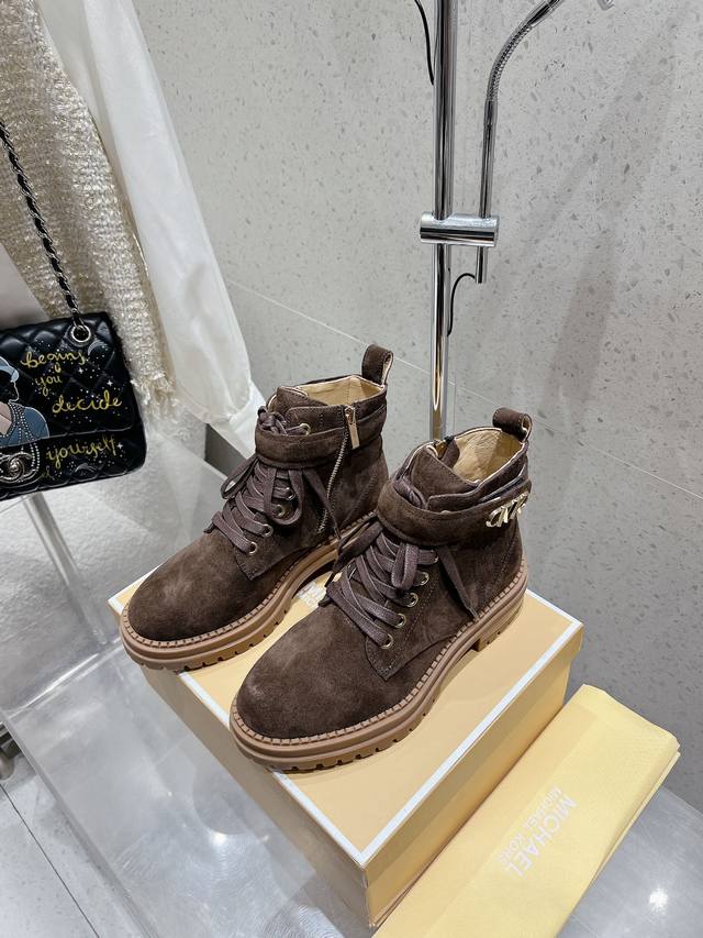 出厂 Michael Kors Mk秋冬新款马丁靴 官网同步发售 面料：进口头层牛皮 内里：进口透气羊皮 大底：防滑原版橡胶大底 码数：35-41 35、41不